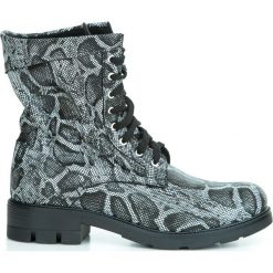 Sznurowane botki z ociepleniem na grubej podeszwie - skóra naturalna - model 431 - kolor czarny wąż. Czarne botki damskie Zapato, na zimę, z jeansu, bez obcasa, na płaskiej podeszwie, na sznurówki. W wyprzedaży za 319,00 zł.