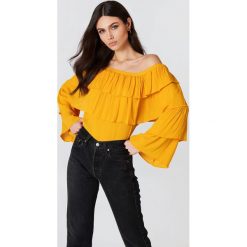 Josefin Ekström for NA-KD Top z odkrytymi ramionami - Orange. Pomarańczowe topy damskie Josefin Ekström for NA-KD, m, bez wzorów, z tkaniny, z falbankami. W wyprzedaży za 48,78 zł.