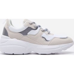 Sneakersy na grubej podeszwie - Biały. Białe sneakersy damskie House. Za 159,99 zł.