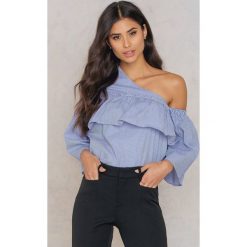 Lucca Couture Top na jedno ramię z falbanką Adeline - Blue. Niebieskie topy damskie Lucca Couture, bez wzorów, z klasycznym kołnierzykiem. W wyprzedaży za 121,48 zł.