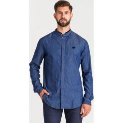 KOSZULA JEANSOWA Emporio Armani. Niebieskie koszule męskie Emporio Armani, s, z aplikacjami, z jeansu, ze stójką, bez rękawów. Za 679,00 zł.
