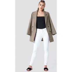 MANGO Wąskie jeansy Olivia - White. Białe jeansy damskie marki Mango. W wyprzedaży za 88,17 zł.