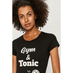 Love Moschino - T-shirt. Czarne bluzki damskie Love Moschino, l, z nadrukiem, z elastanu, casualowe, z okrągłym kołnierzem. Za 459,90 zł.