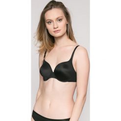 Triumph - Biustonosz Stepy Soft. Czarne biustonosze soft cup marki Triumph, z haftami, z elastanu. W wyprzedaży za 119,90 zł.