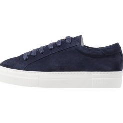 J.LINDEBERG LACE Sneakersy niskie dark blue. Niebieskie sneakersy damskie J.LINDEBERG, bez wzorów, ze skóry, bez zapięcia. Za 629,00 zł.