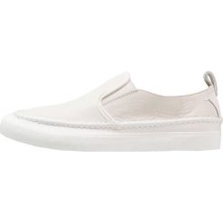 Clarks KESSELL SLIP Półbuty wsuwane white. Białe półbuty skórzane męskie Clarks. W wyprzedaży za 341,10 zł.
