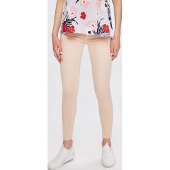 Answear - Jeansy. Różowe jeansy damskie ANSWEAR, s, bez wzorów, z elastanu. W wyprzedaży za 99,90 zł.