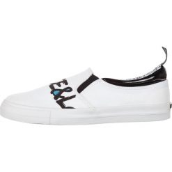 Love Moschino Slip On Buty Biały. Białe trampki i tenisówki damskie Love Moschino, z nadrukiem, z materiału, bez zapięcia. Za 757,95 zł.