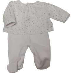 Śpioszki w kolorze białym. Białe śpiochy niemowlęce Just Too Cute, bez wzorów. W wyprzedaży za 49,95 zł.
