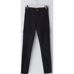 Jeansy z kieszeniami cargo - Czarny. Czarne jeansy damskie Sinsay. Za 59,99 zł.
