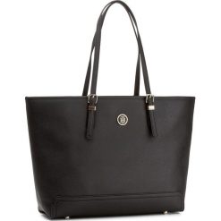 Torebka TOMMY HILFIGER - Honey Ew Tote AW0AW04548 002. Czarne torebki klasyczne damskie TOMMY HILFIGER, bez wzorów, ze skóry ekologicznej, klasyczne, bez dodatków. Za 799,00 zł.