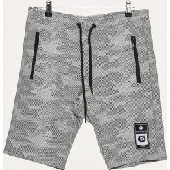 Bermudy męskie: Dresowe szorty pixel camo - Szary