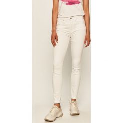 Tommy Hilfiger - Jeansy. Białe jeansy damskie TOMMY HILFIGER. W wyprzedaży za 359,90 zł.
