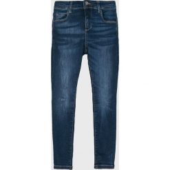 Guess Jeans - Jeansy dziecięce 118-175 cm. Niebieskie jeansy dziewczęce Guess Jeans, z aplikacjami, z elastanu. W wyprzedaży za 169,90 zł.