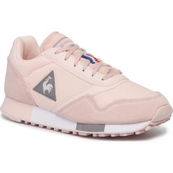 Sneakersy LE COQ SPORTIF - Delta W Sport 1920287 Cloud Pink/Titanium. Różowe półbuty damskie le coq sportif, bez wzorów, z zamszu, sportowe, bez obcasa, na płaskiej podeszwie, bez zapięcia. W wyprzedaży za 279,00 zł.