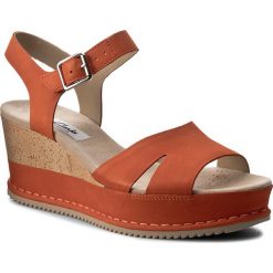 Sandały CLARKS - Akilah Eden 261240184 Orange Nubuck. Pomarańczowe bez kategorii marki Clarks, ze skóry, na obcasie. W wyprzedaży za 259,00 zł.