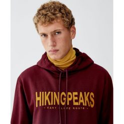 Bluza z kapturem i haftem. Czerwone bluzy damskie Pull&Bear, m, z haftami, z kapturem, bez rękawów, z kapturem. Za 99,90 zł.