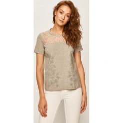 Desigual - T-shirt. Szare bluzki damskie Desigual, s, z aplikacjami, z bawełny, casualowe, z okrągłym kołnierzem, z krótkim rękawem. W wyprzedaży za 159,90 zł.
