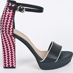 Tommy Hilfiger - Sandały. Czerwone sandały damskie TOMMY HILFIGER, bez wzorów, ze skóry, bez obcasa, na obcasie, na klamry. W wyprzedaży za 399,90 zł.