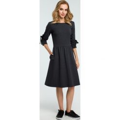 Sukienka z wiązanymi lampasami moe388. Szare sukienki dziewczęce marki Moe, eleganckie. Za 139,00 zł.