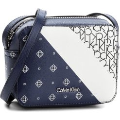Torebka CALVIN KLEIN BLACK LABEL - Ck Zone Small Crossbody Bandana K60K604253 901. Niebieskie listonoszki damskie marki Calvin Klein Black Label. Za 349,00 zł.