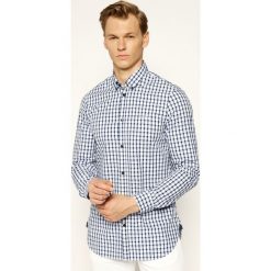 Koszula Guess M93H21 WBRB0. Niebieskie koszule męskie Guess, m, z aplikacjami, z bawełny, casualowe, bez kołnierzyka, bez rękawów. W wyprzedaży za 189,00 zł.