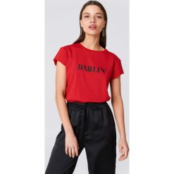 NA-KD T-shirt Darlin' - Red. Czerwone t-shirty damskie NA-KD, z napisami, z okrągłym kołnierzem. Za 60,95 zł.