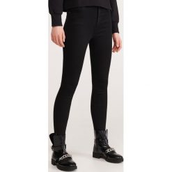 Jeansy slim z Tencelem™ - Czarny. Czarne jeansy damskie Reserved. Za 119,99 zł.