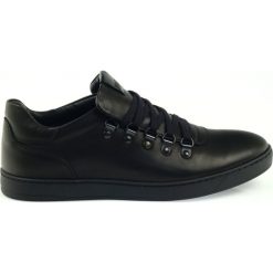 Półbuty czarne Pilpol PC051. Czarne półbuty męskie Pilpol, bez wzorów, ze skóry, bez zapięcia. W wyprzedaży za 369,00 zł.