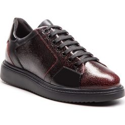 Półbuty GEOX - D Thymar E D844BE 0ZKBC C0100 Dk Red/Black. Czerwone półbuty damskie Geox, na co dzień, bez wzorów, ze skóry ekologicznej, bez obcasa, na płaskiej podeszwie, bez zapięcia. W wyprzedaży za 349,00 zł.