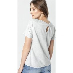 Jasnoszary T-shirt Aclurgh. Szare bluzki damskie Born2be, s, bez wzorów, bez kołnierzyka, bez rękawów. W wyprzedaży za 54,99 zł.