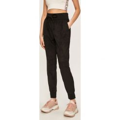 Marciano Guess - Spodnie. Czarne spodnie damskie MARCIANO GUESS, z aplikacjami, z poliesteru. W wyprzedaży za 399,90 zł.