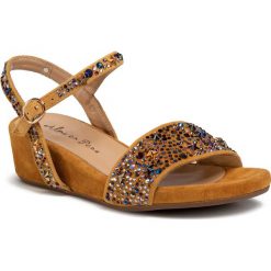 Sandały ALMA EN PENA - V20820 Suede Moustard. Żółte klapki damskie Alma en Pena, bez wzorów, ze skóry ekologicznej, bez obcasa, na obcasie. Za 439,00 zł.