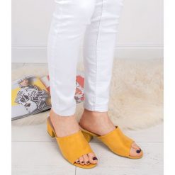 Klapki damskie Laura Mode QL-89 Żółte. Żółte klapki damskie LAURA MODE, bez wzorów, z tworzywa sztucznego, bez obcasa, na obcasie. Za 69,00 zł.