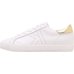 Kurt Geiger LEIF Sneakersy niskie gold. Białe trampki i tenisówki damskie marki Kurt Geiger, bez wzorów, ze skóry, bez zapięcia. Za 479,00 zł.