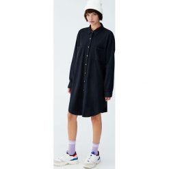 Gładka sukienka koszulowa. Czarne sukienki damskie Pull&Bear, bez wzorów, z jeansu, z koszulowym kołnierzykiem, bez rękawów, koszulowe. Za 89,90 zł.