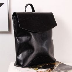 Skórzany plecak damski DAN-A T383 czarny - Czarny. Czarne plecaki damskie DAN-A, bez wzorów, eleganckie. Za 249,99 zł.