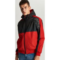 Sportowa kurtka z kapturem - Czerwony. Czerwone kurtki sportowe męskie Cropp, s, bez wzorów, z kapturem. Za 149,99 zł.