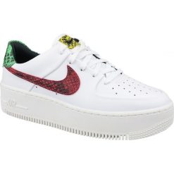 Białe Buty Nike Air Force 1 W Sage Lo Premium W BV1979-100. Białe buty sportowe damskie Nike, bez wzorów, ze skóry, sportowe, Nike Air Force. W wyprzedaży za 539,00 zł.