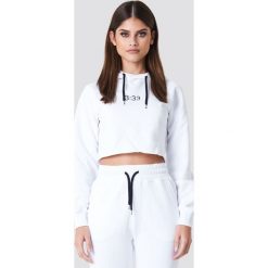 Sahara Ray x NA-KD Krótka bluza z kontrastowym troczkiem - White. Białe bluzy z nadrukiem damskie Sahara Ray x NA-KD, z krótkim rękawem, krótkie. W wyprzedaży za 70,98 zł.