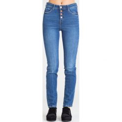 NIEBIESKIE JEANSY 1981 EXPOSED GUESS. Niebieskie jeansy damskie Guess, z podwyższonym stanem. Za 199,50 zł.