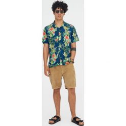 Koszula z krótkim rękawem w kwiaty. Koszule męskie Pull&Bear, m, w kwiaty, bez kołnierzyka, z krótkim rękawem. Za 27,90 zł.