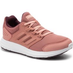 Buty adidas - Galaxy 4 EE8032 Rawpin/Rawpin/Maroon. Różowe buty sportowe damskie Adidas, bez wzorów, ze skóry ekologicznej, sportowe, do biegania. Za 199,00 zł.