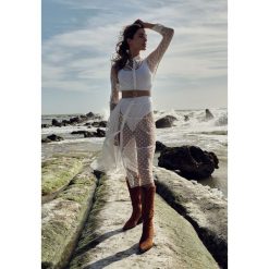 Biała Sukienka Muir. Białe sukienki damskie Born2be, s, bez wzorów, z tkaniny, klasyczne, z klasycznym kołnierzykiem, z długim rękawem, długie, midi, rozkloszowane. Za 99,99 zł.
