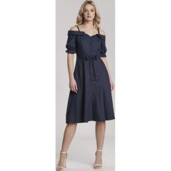 Granatowa Sukienka Evinoe. Niebieskie sukienki damskie Renee, s, bez wzorów, z tkaniny, eleganckie, z wykładanym kołnierzem, bez rękawów, midi, rozkloszowane. Za 99,99 zł.