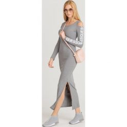 SUKIENKA FIONA guess. Szare sukienki damskie Guess, na imprezę, s, z nadrukiem, z elastanu, z okrągłym kołnierzem, bez rękawów, maxi, dopasowane. Za 399,00 zł.