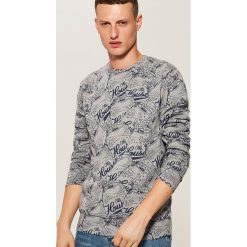 Bluza z nadrukiem all over - Szary. Szare bejsbolówki męskie House, l, z nadrukiem. W wyprzedaży za 39,99 zł.