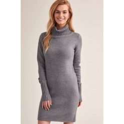 Sukienka w kolorze szarym. Szare sukienki damskie TATUUM, xl, bez wzorów, z golfem, z długim rękawem, długie, maxi. W wyprzedaży za 109,95 zł.