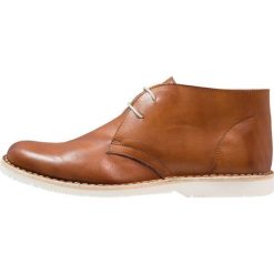 Kenneth Cole New York WITTEN BOOT Sznurowane obuwie sportowe cognac. Brązowe buty sportowe męskie marki Kenneth Cole New York, z materiału, na sznurówki. W wyprzedaży za 443,40 zł.