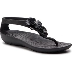 Sandały CROCS - Serena Embellish 205600 Black/Black. Czarne klapki damskie Crocs, bez wzorów, z tworzywa sztucznego, bez obcasa. W wyprzedaży za 139,00 zł.